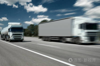 集装箱和蓄水池两辆卡车在道路、货物运输概念上的运动模糊效应